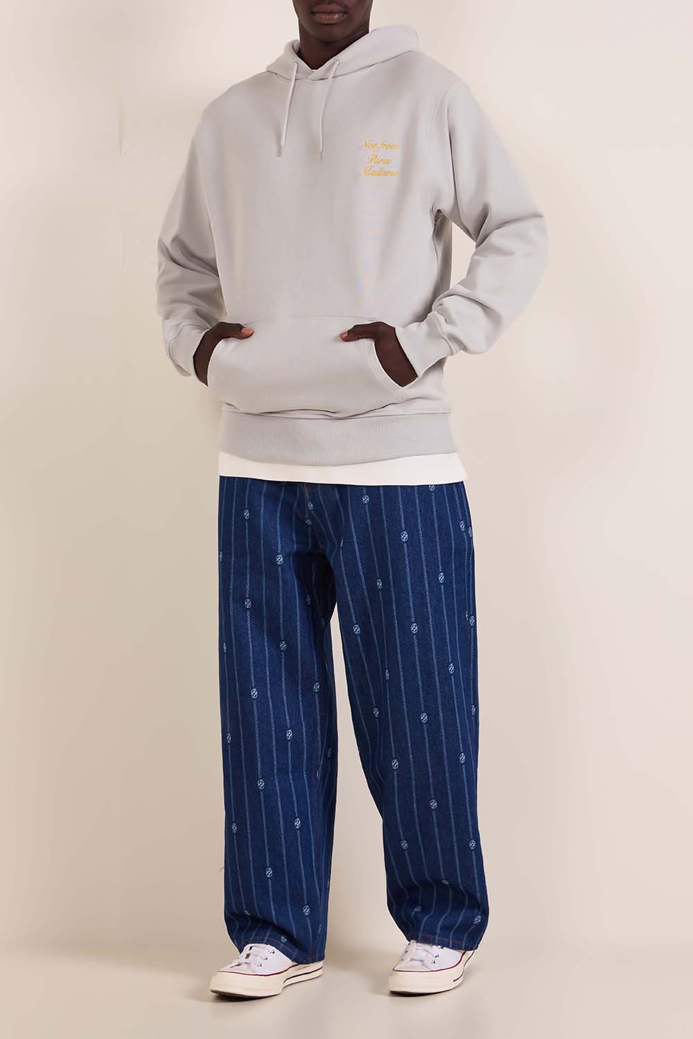 תמונת כל הלוק של סווטשירט קפוצ'ון